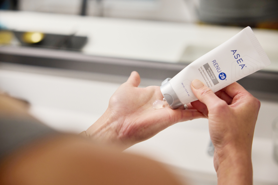 To revitalize healthy skin renewal, RENU28Ⓡ is the lightweight gel you’ll want to achieve the long-term results you’re looking for.