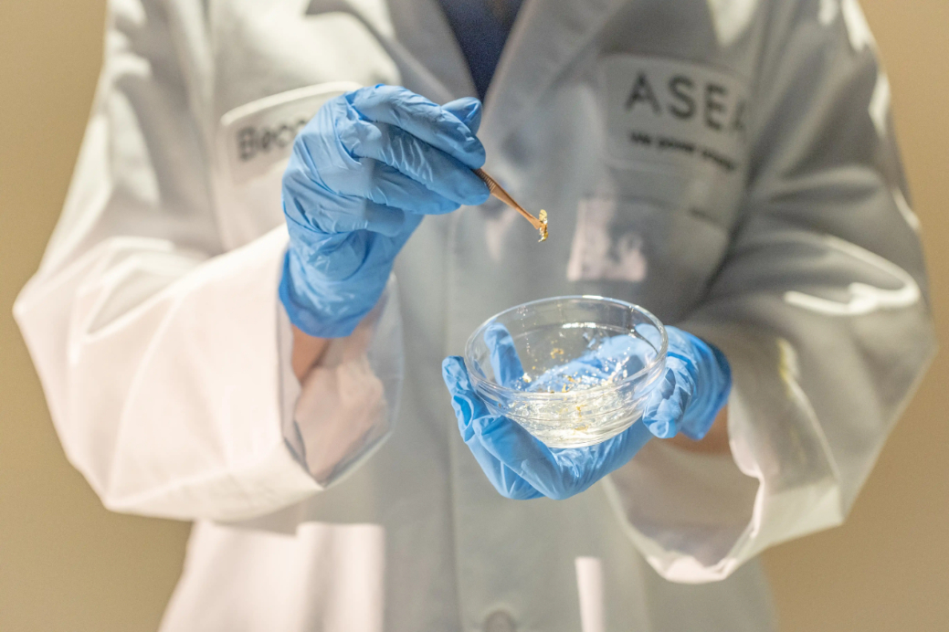 Gold particles are biocompatible and highly stable. Gold microparticles are the secret sauce when it comes to effectively and quickly calming inflamed muscles and joints.