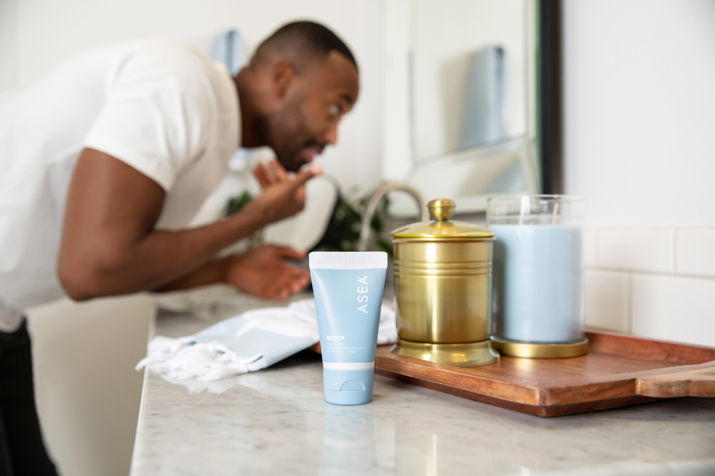 Bentonite clay works like a magnet. Because it is negatively charged, it attracts positively charged ions commonly found on skin, like oil and dirt. This quick-drying clay quickly absorbs dead epidermal cells, oils, and makeup residue to draw out impurities, leaving your skin smooth, radiant, and younger looking.