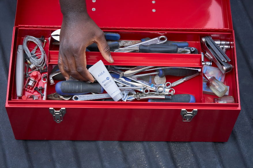 Keep RENU28® gel at your desk at work for a quick and easy application, or toss it in your gym bag or even your airport carry-on for easy travel. In a TSA-approved size, the RENU28® mini bottles are the perfect size for any destination.