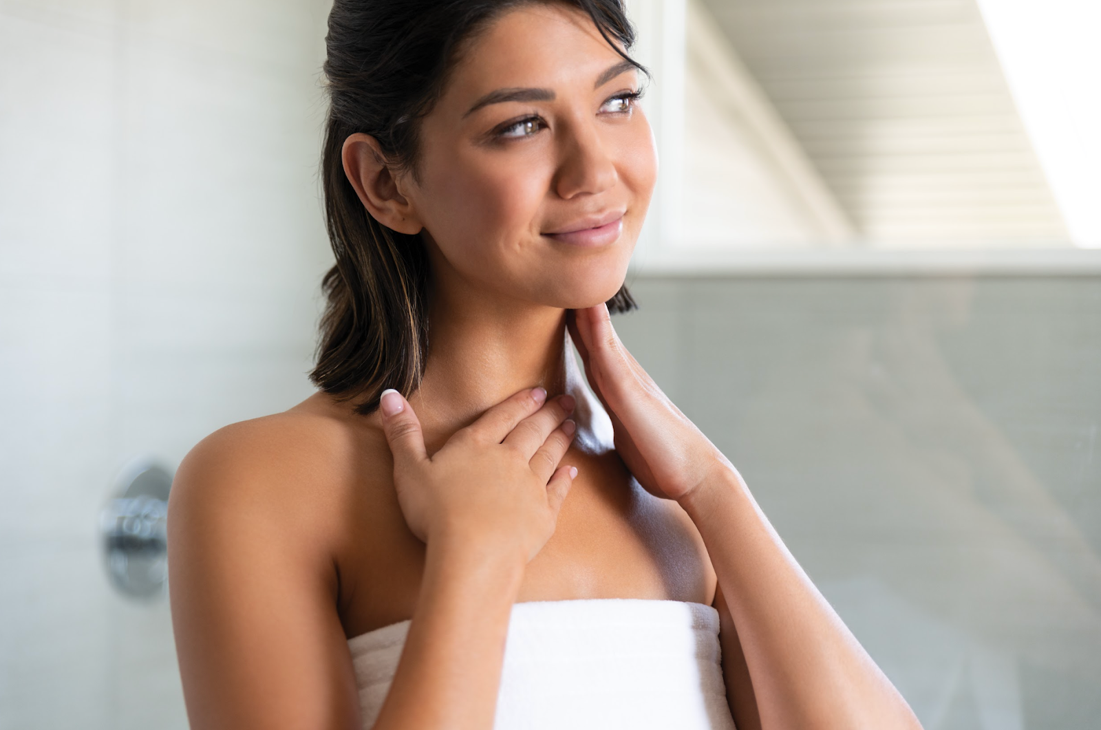At this stage, your skin is often at its peak. Here you’ll want to focus on establishing healthy habits that support youthful skin. This includes prevention and protection in order to minimize skin damage, which accelerates the aging process.
