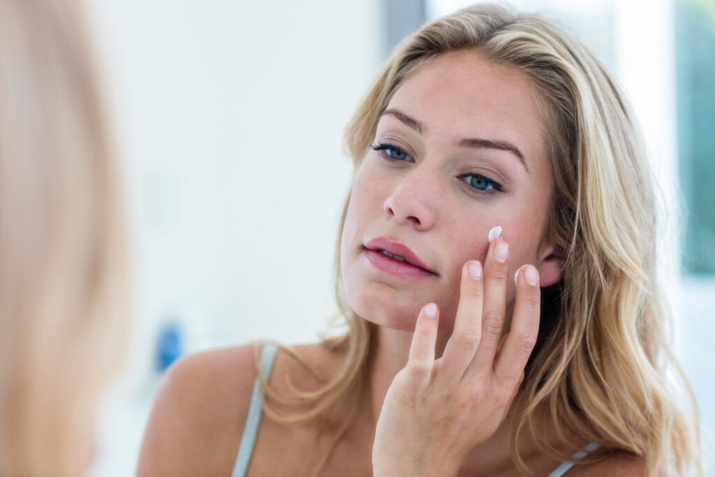 How moisturizing your face keeps your skin healthy and glowing