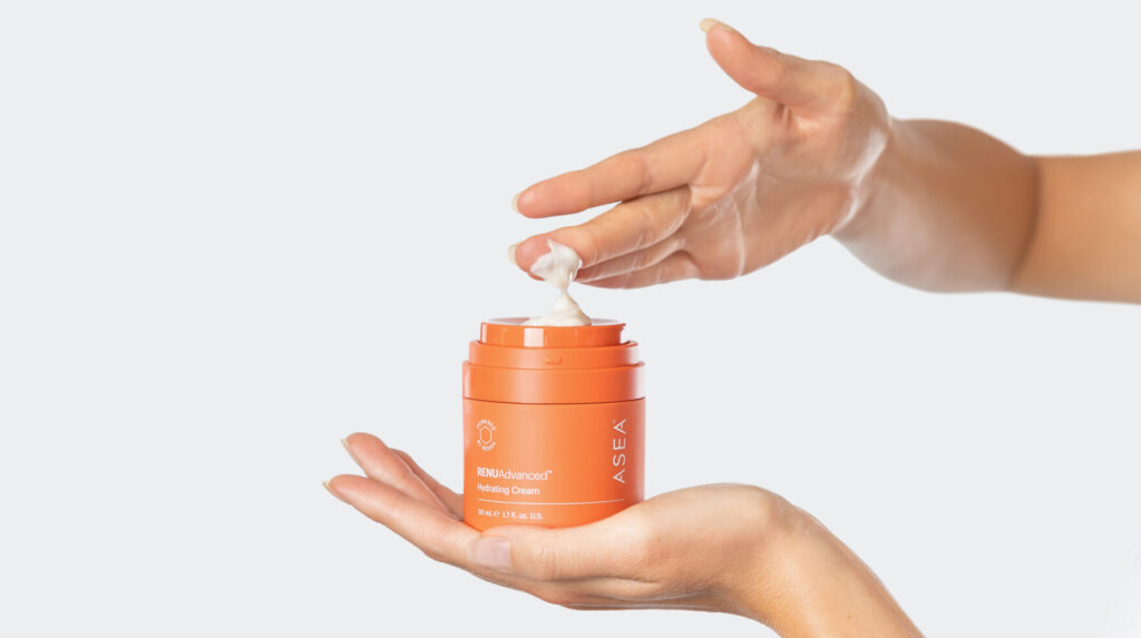 How moisturizing your face keeps your skin healthy and glowing