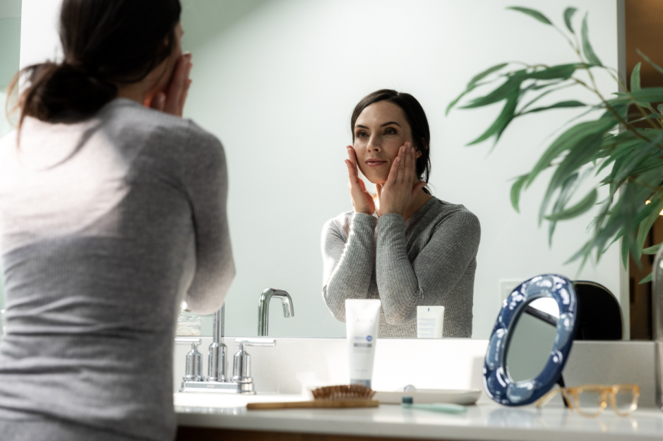 When it comes to redox signaling in skincare, RENU28Ⓡ is a powerful skin-tightening gel that works on the skin surface level, improving cellular communication and reigniting renewal in your body’s largest organ.