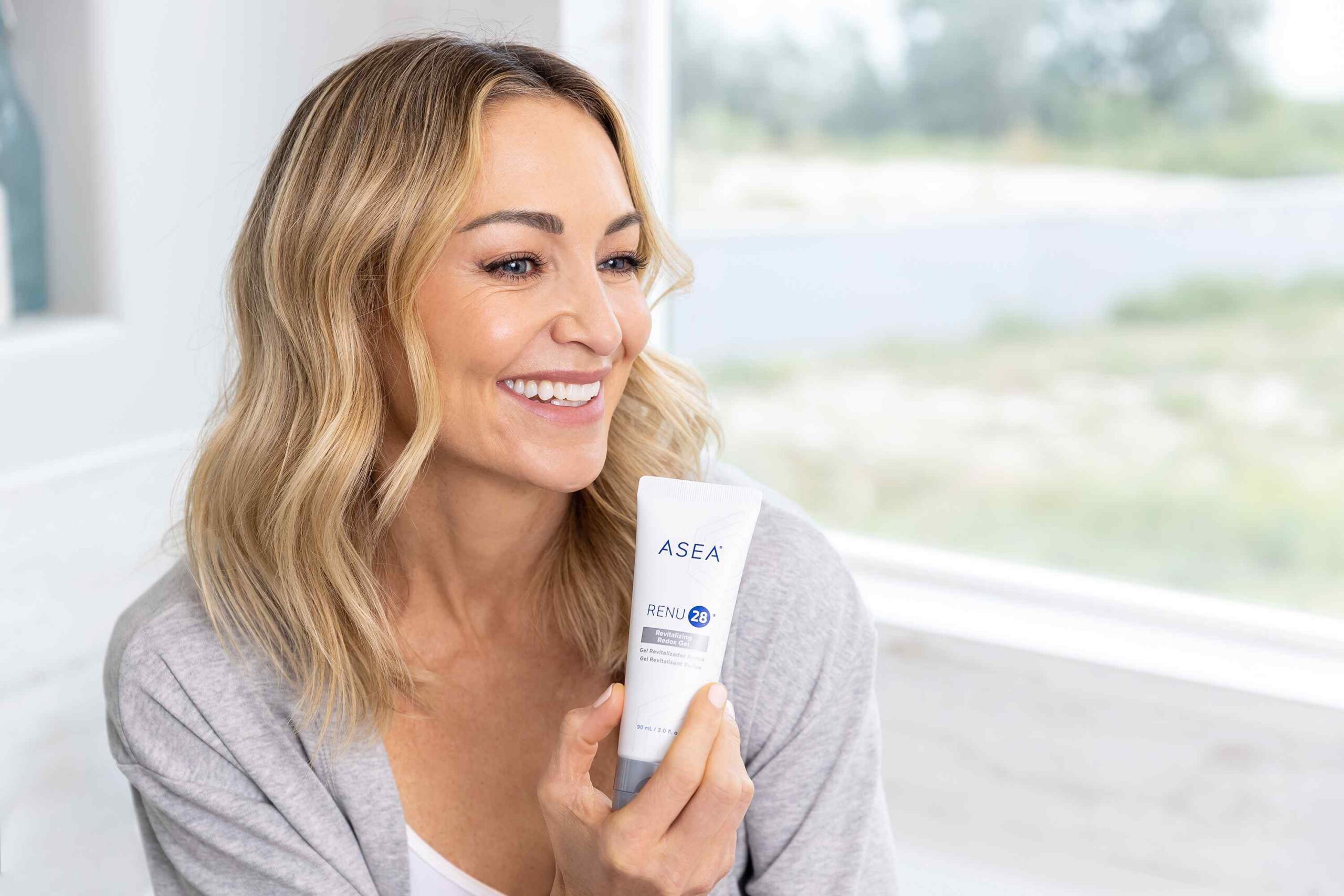 When selecting a targeted anti-aging gel, it’s important to remember that harsh or overly complex products have the ability to add additional stress to aging skin. There are key factors to consider when looking for skin care that is supportive and effective.