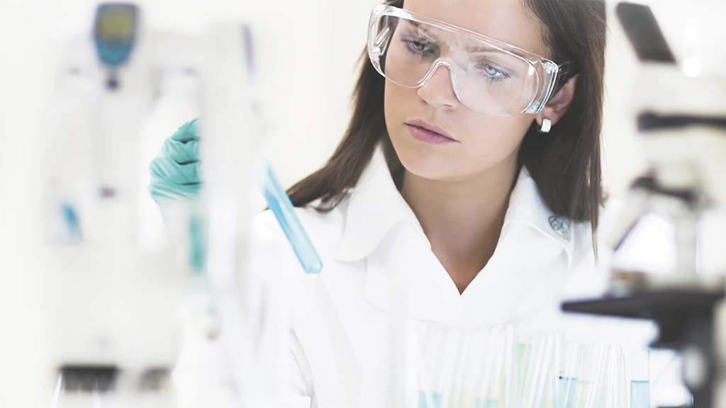 Labortechnikerin analysiert eine Flüssigkeitsprobe im Rahmen der wissenschaftlichen Redox-Forschung bei ASEA