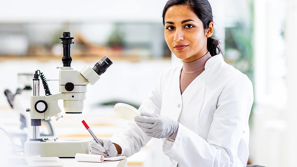 Mitglied des ASEA Expertenteams im Redox Center bei der Analyse biochemischer Prozesse