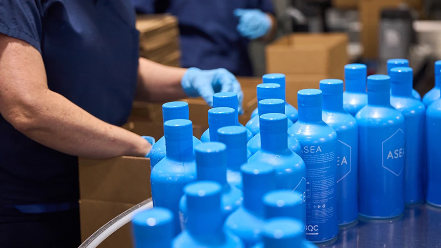 Mitarbeitende in einer Produktionsumgebung prüfen und verpacken Produkte als Teil einer kontrollierten Lieferkette