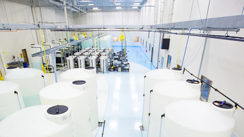 Produktionshalle im ASEA Redox Center mit großvolumigen Chargentanks zur Herstellung von Redox-Produkten