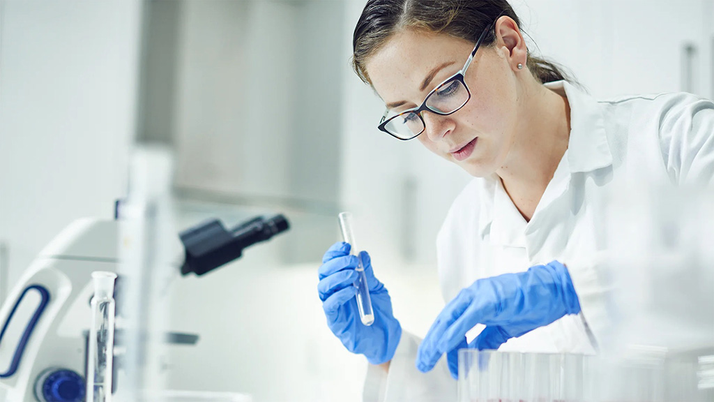 Wissenschaftlerin im ASEA Labor bei der Analyse und Qualitätsprüfung von Redox-Signalmolekülen