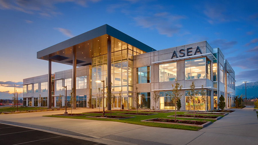 Modernes Firmengebäude von ASEA bei Abendlicht als Symbol für strukturierte Unternehmensprozesse und langfristige Entwicklung