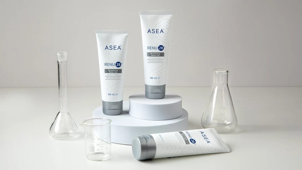 RENU28 Hautgel von ASEA steht auf einem Podest neben Laborgefäßen als Symbol für technologiegestützte Hautpflege