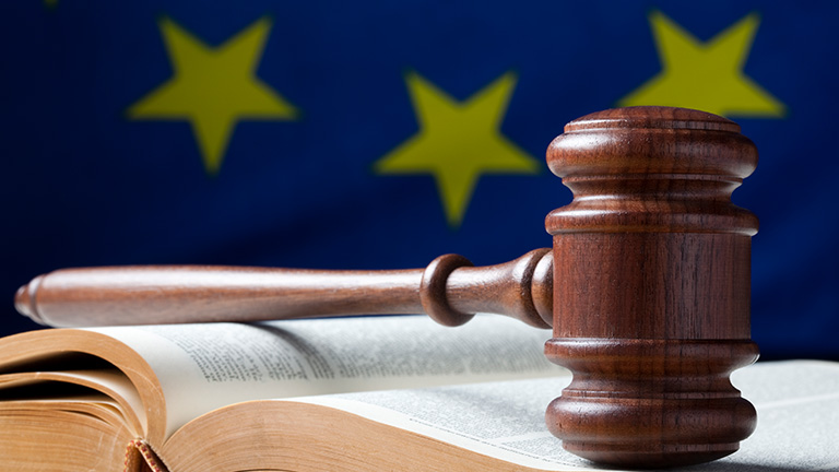 Symbolisches Bild für europäische Regulierung und rechtliche Rahmenbedingungen im Gesundheitsbereich