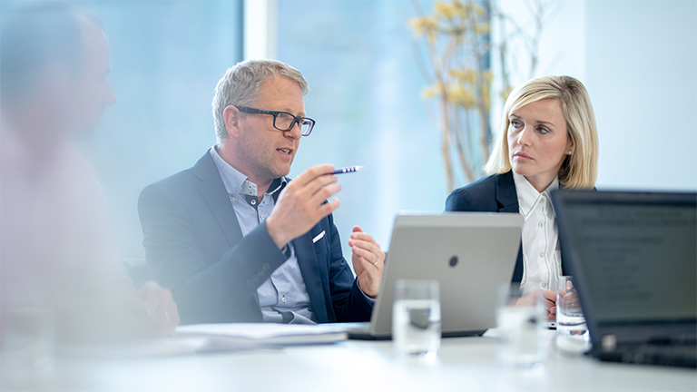 Team bespricht verantwortungsvolle Kommunikation und Unternehmensrichtlinien im Gesundheitsbereich
