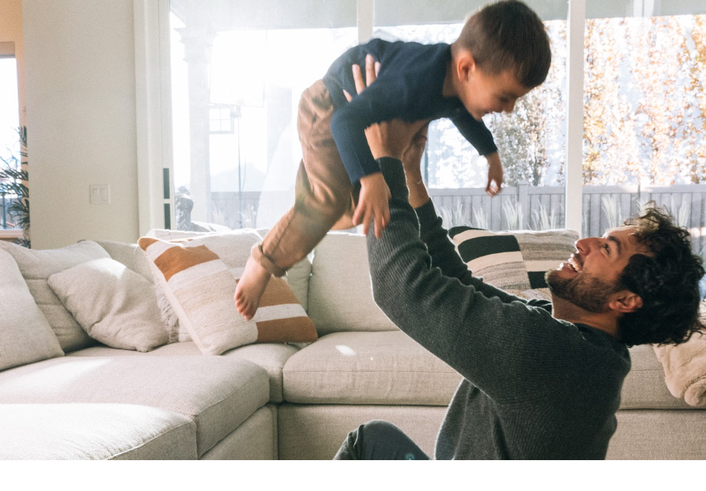 Parent playing with a child at home, highlighting how REDOXGold Muscle Recovery Gel supports daily muscle comfort and recovery for an active lifestyle.