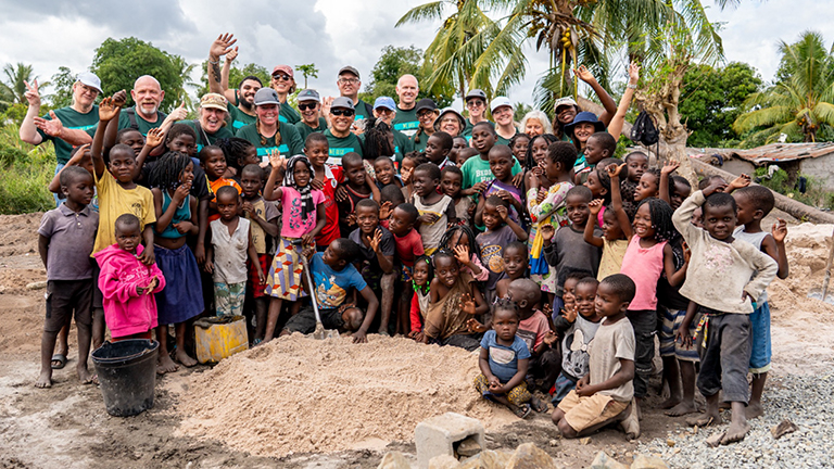 Gruppenfoto der ASEA Advancing Life Foundation Expedition in Mosambik mit lokalen Familien und Care For Life – gemeinsames Engagement für Familienförderung, Landwirtschaft und nachhaltige Entwicklung.